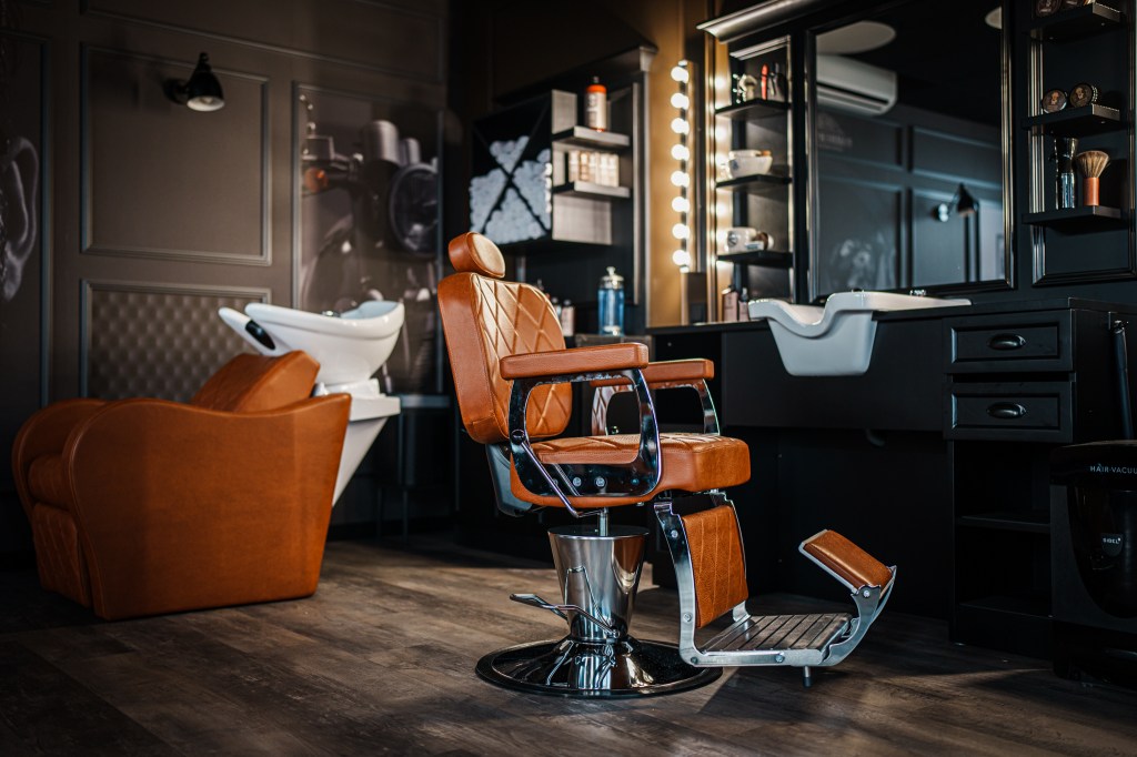 Kuo barberio kėdės skiriasi nuo paprastų kirpyklos&nbsp;kėdžių?