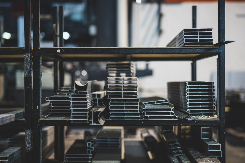 Stelažai sandėliams: kaip pasirinkti optimalius sprendimus pagal prekių&nbsp;rūšį?